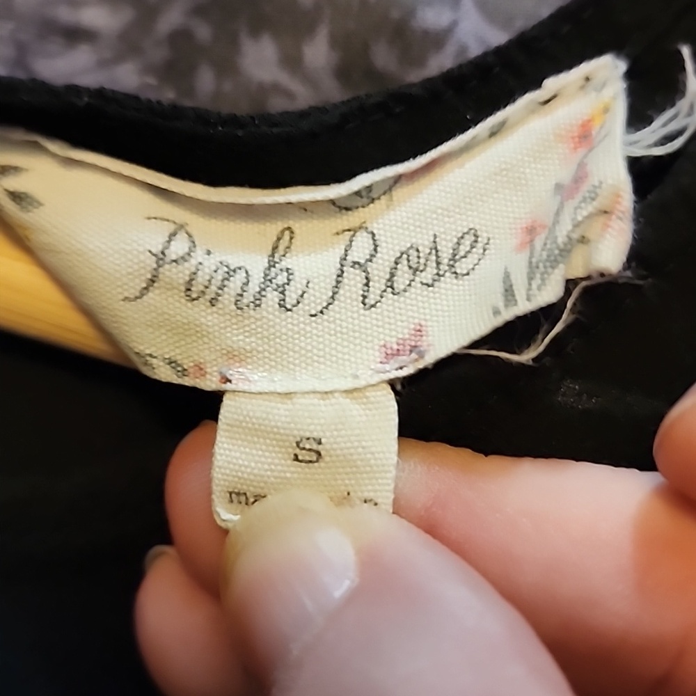 Pink Rose Black Short Sleeve Blouse with Rounded Hem - Picture 3 of 3